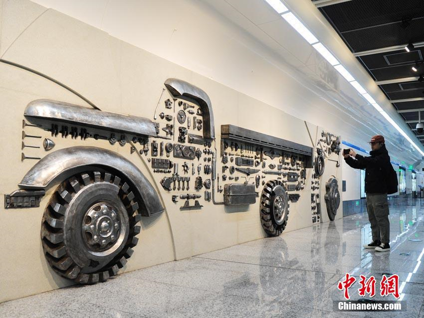 U-Bahnstation mit Fahrzeugrelief dekoriert