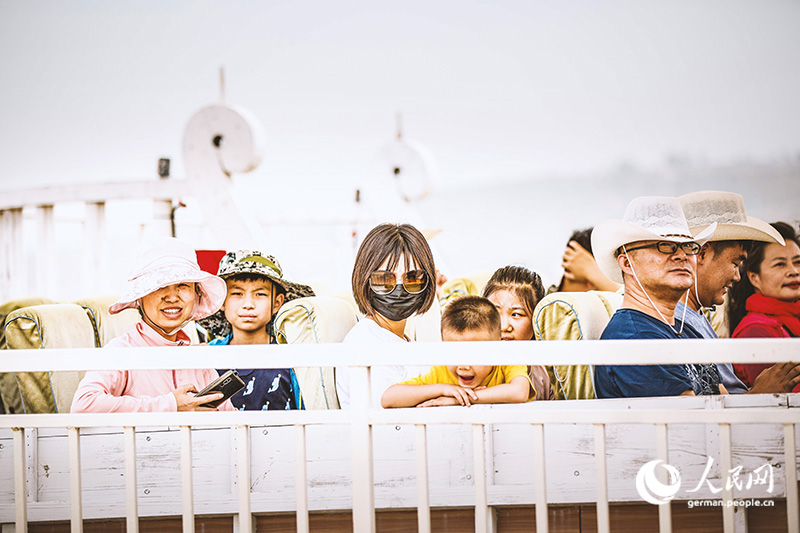 Innere Mongolei: Skurriler Touristenort in der Kubiqi-Wüste