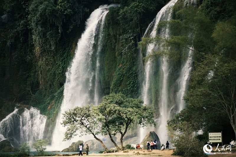Wasserfall in Guangxi zieht Touristen an