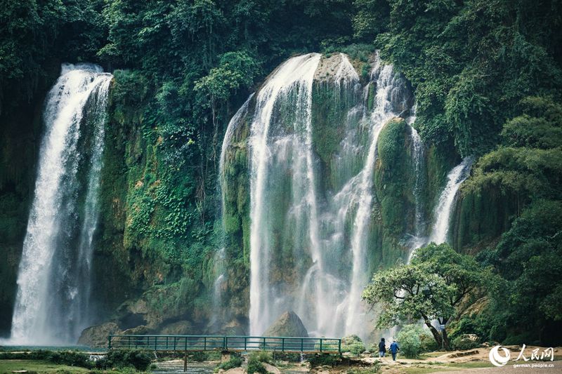 Wasserfall in Guangxi zieht Touristen an
