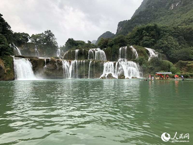 Wasserfall in Guangxi zieht Touristen an