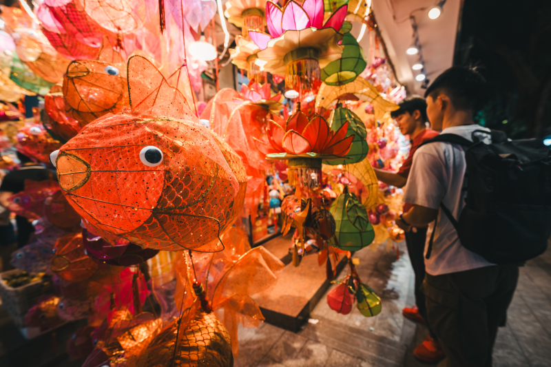 Guangzhou: L?den schmücken sich mit Fischlaternen zum Mittherbstfest