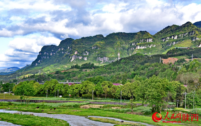 ?Lebendiges Wasser“ aus der Quelle des Han-Flusses umflie?t die grünen Hügel
