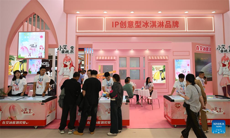 G?ste aus aller Welt genie?en die ?sü?en“ Entwicklungen der chinesischen Eiscreme-Industrie