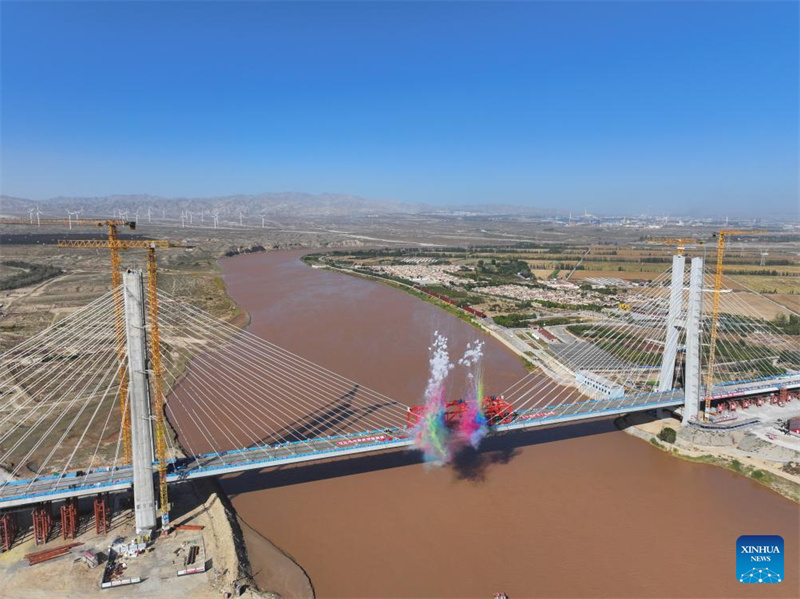 Konstruktionsteile der gro?en Gelber Fluss-Brücke Wuhai in Nordchina zusammengefügt