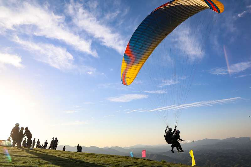 Huzhou: Touristen genie?en die Landschaft beim Gleitschirmfliegen
