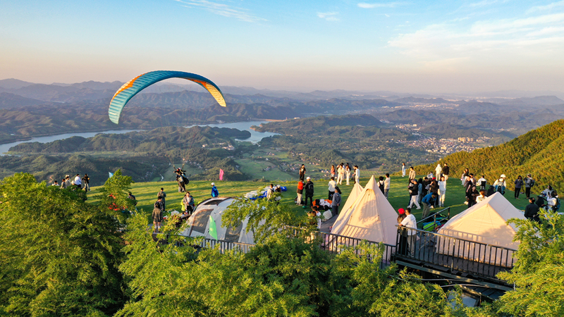 Huzhou: Touristen genie?en die Landschaft beim Gleitschirmfliegen