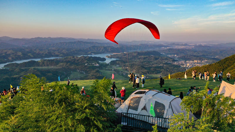 Huzhou: Touristen genie?en die Landschaft beim Gleitschirmfliegen