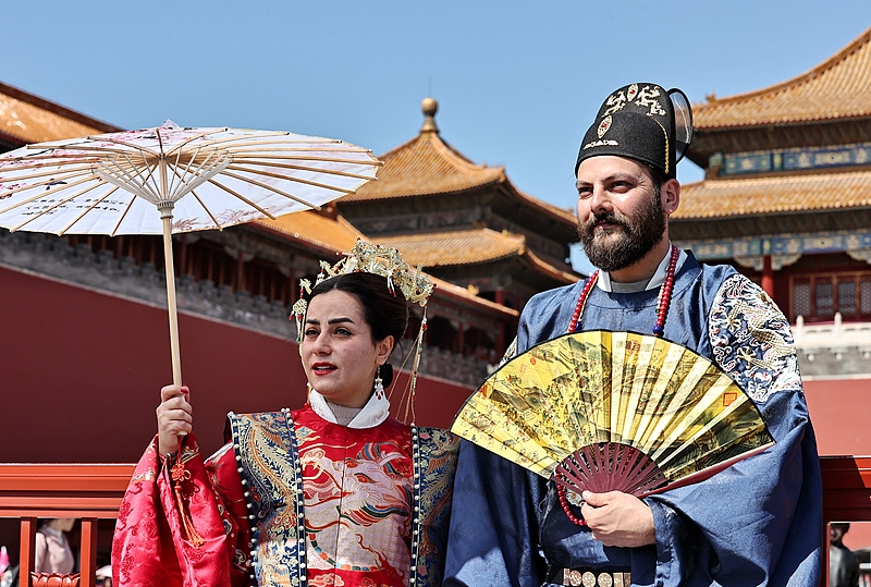 Ausl?ndische Touristen genie?en den Komfort auf ihren Reisen in China