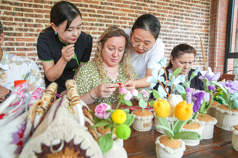 Ausl?ndische Touristen genie?en den Komfort auf ihren Reisen in China