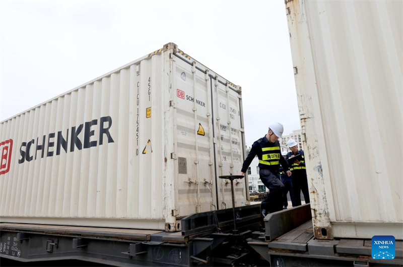 Erster ?Jinbo“-Güterzug kommt mit Waren und Exponaten aus Europa für die CIIE 2024 in Shanghai an