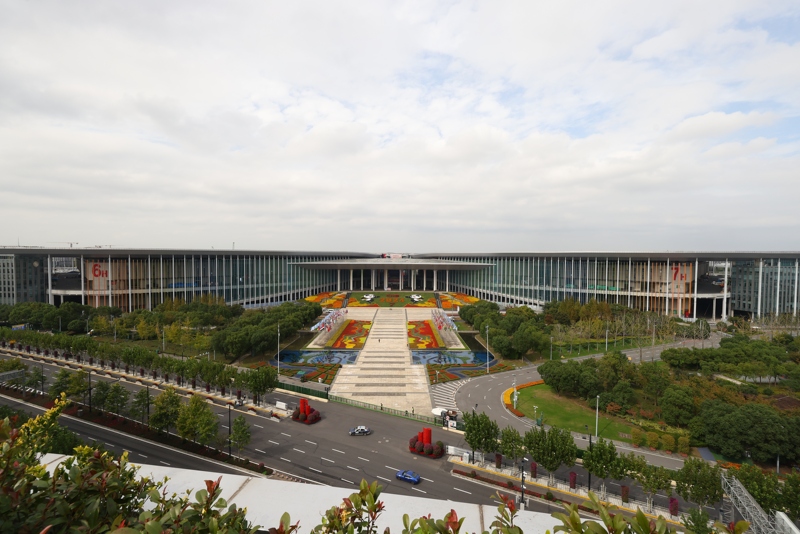 Bunte Blumendekoration zur 7. CIIE in Shanghai