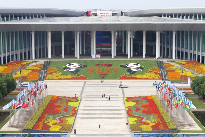 Bunte Blumendekoration zur 7. CIIE in Shanghai