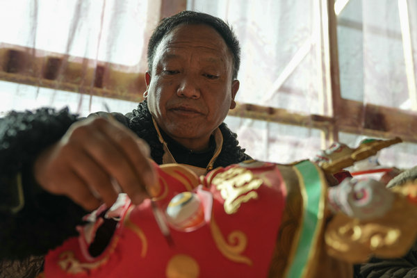 Ein Erbe der Technik zur Herstellung traditioneller tibetischer Masken in Xizang