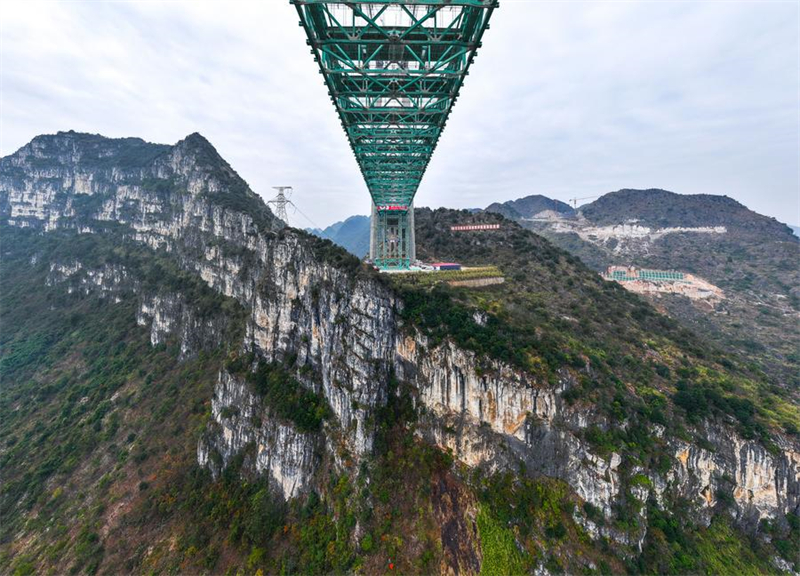Huajiang-Grand-Canyon-Brücke im Südwesten Chinas bereit zur Schlie?ung