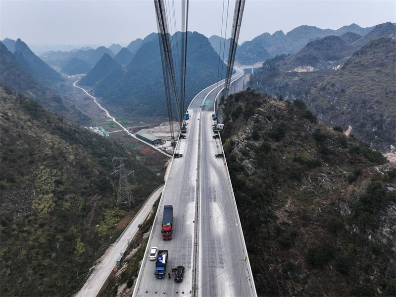 Huajiang-Grand-Canyon-Brücke im Südwesten Chinas bereit zur Schlie?ung