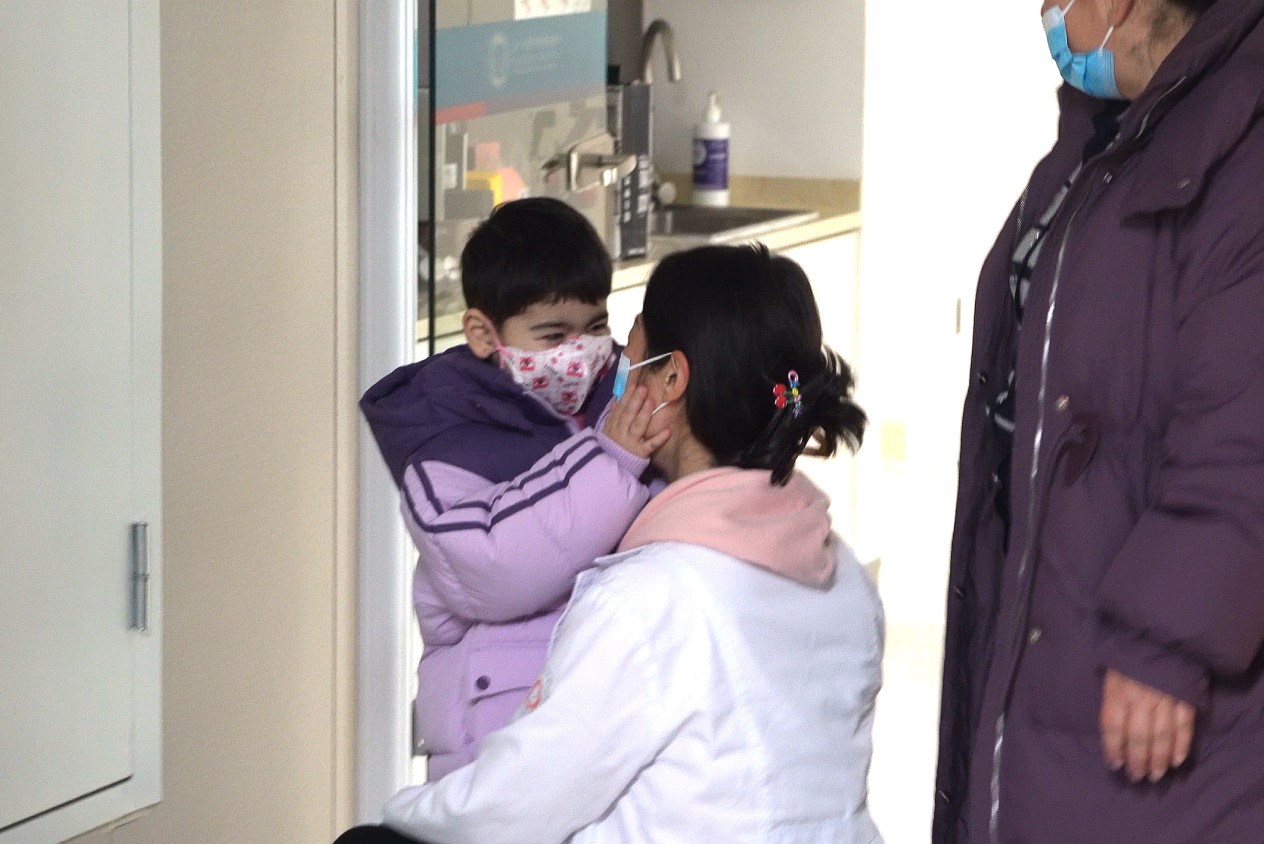 Ein herzkrankes M?dchen aus Xinjiang und ihre drei Mütter aus Zhejiang