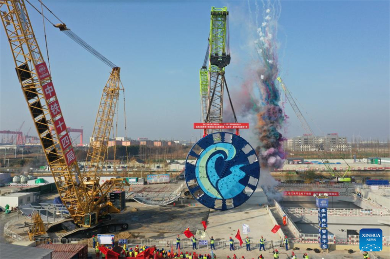 Zeremonielle Montage des Bohrkopfes der Schildvortriebsmaschine ?Jianghaihao“