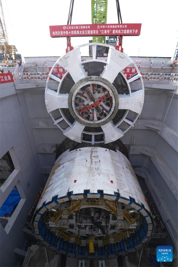 Zeremonielle Montage des Bohrkopfes der Schildvortriebsmaschine ?Jianghaihao“