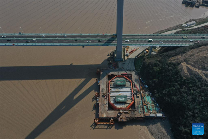 Taoyaomen Autobahn-Eisenbahnbrücke im Bau in Zhejiang