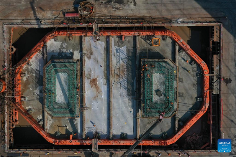 Taoyaomen Autobahn-Eisenbahnbrücke im Bau in Zhejiang