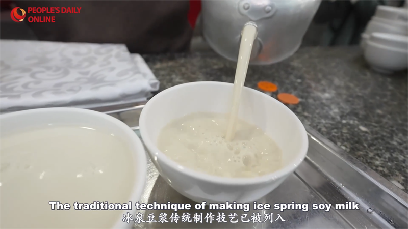 Mission gelungen: Spanier meistert traditionelle Sojamilch-Zubereitung