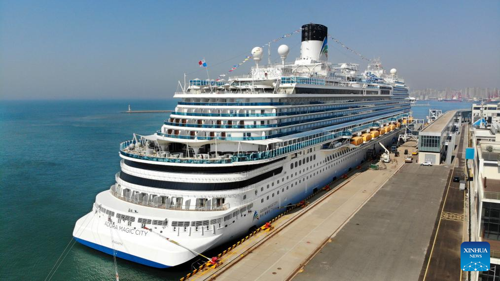 Chinas erstes heimisches Kreuzfahrtschiff legt in Qingdao an