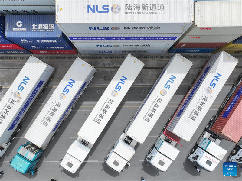 China startet erste überregionale Route für schwere Lkw mit Wasserstoff-Antrieb
