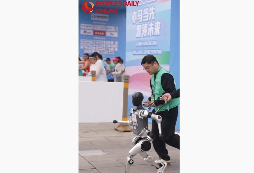 Mensch-Roboter-Gruppenlauf! Erster humanoider Roboter-Halbmarathon der Welt startet
