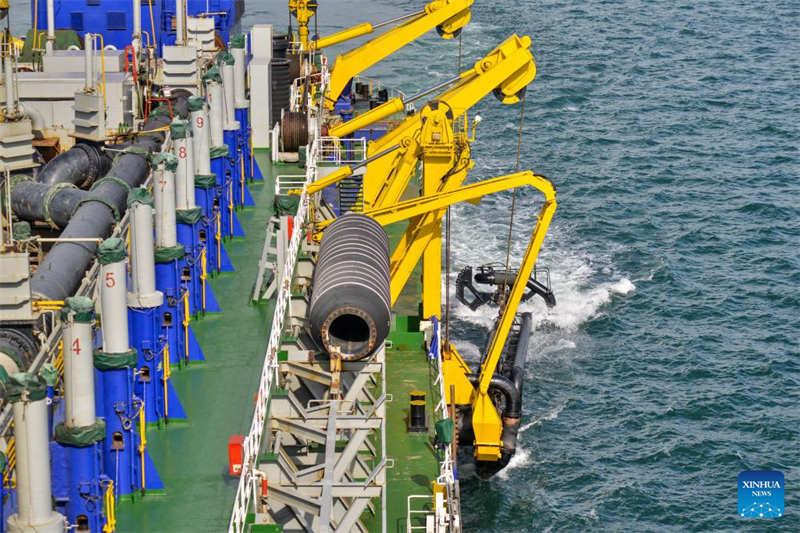 Riesiger chinesischer Bagger hilft beim Hafenbau in Malaysia