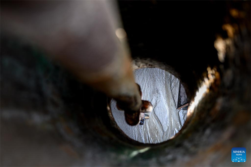 Riesiger chinesischer Bagger hilft beim Hafenbau in Malaysia