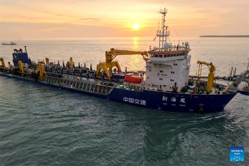 Riesiger chinesischer Bagger hilft beim Hafenbau in Malaysia