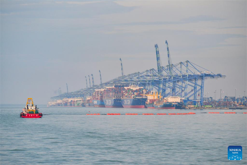 Riesiger chinesischer Bagger hilft beim Hafenbau in Malaysia