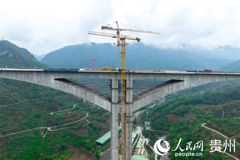 Fertiggestellte Liuzhi-Brücke in Guizhou stellt mehrere Weltrekorde auf