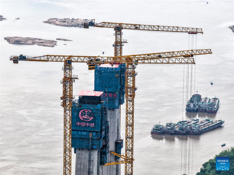 Hauptturm der Shituo-Jangtse-Brücke in Chongqing erfolgreich gedeckelt