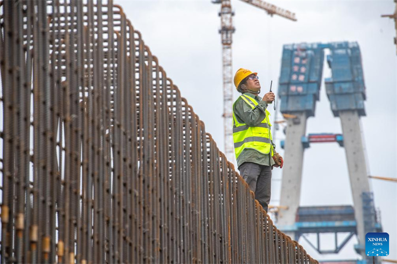 Hauptturm der Shituo-Jangtse-Brücke in Chongqing erfolgreich gedeckelt