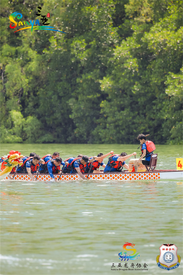 Sanya: Wei?e Reiher über blauem Wasser und Drachenboote im Wettstreit