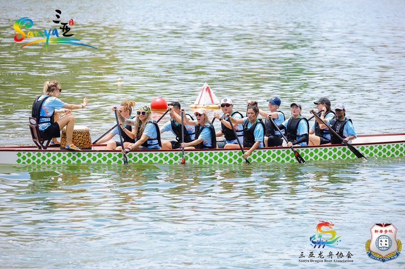 Sanya: Wei?e Reiher über blauem Wasser und Drachenboote im Wettstreit