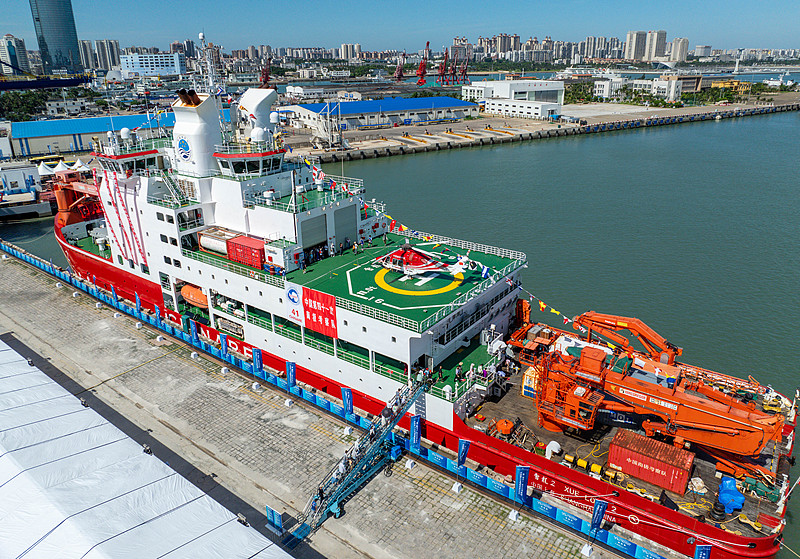 Chinas Eisbrecher ?Xuelong 2“ empf?ngt Besucher in Südchina