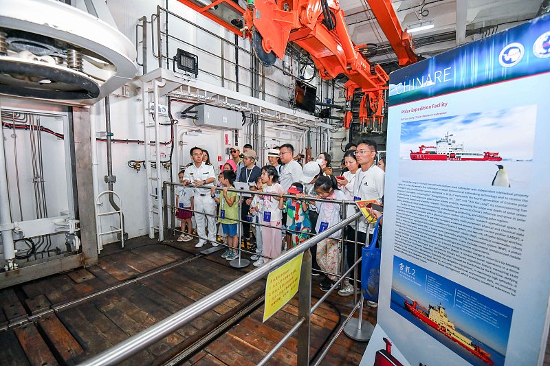 Chinas Eisbrecher ?Xuelong 2“ empf?ngt Besucher in Südchina