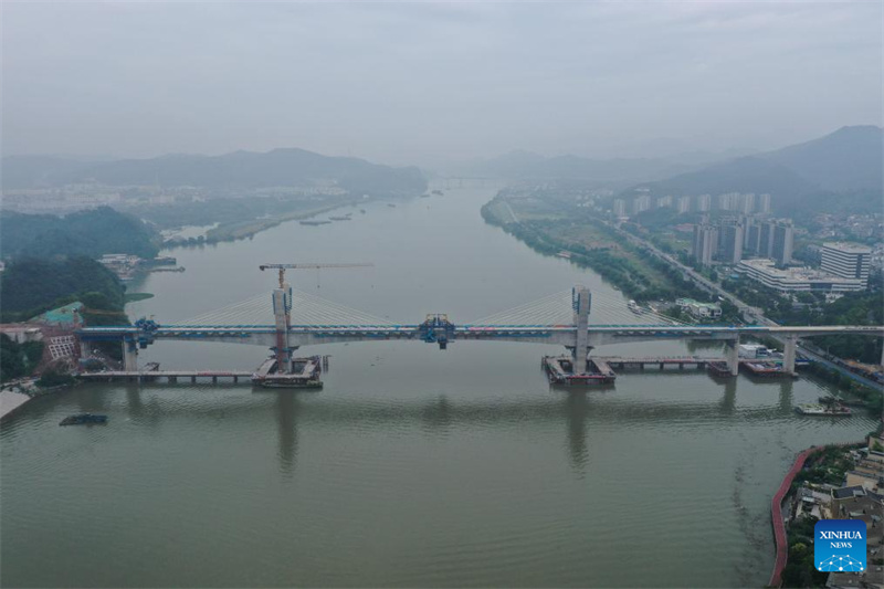 Teilstücke der gro?en Brücke des Xin'an-Flusses in Jiande erfolgreich verbunden