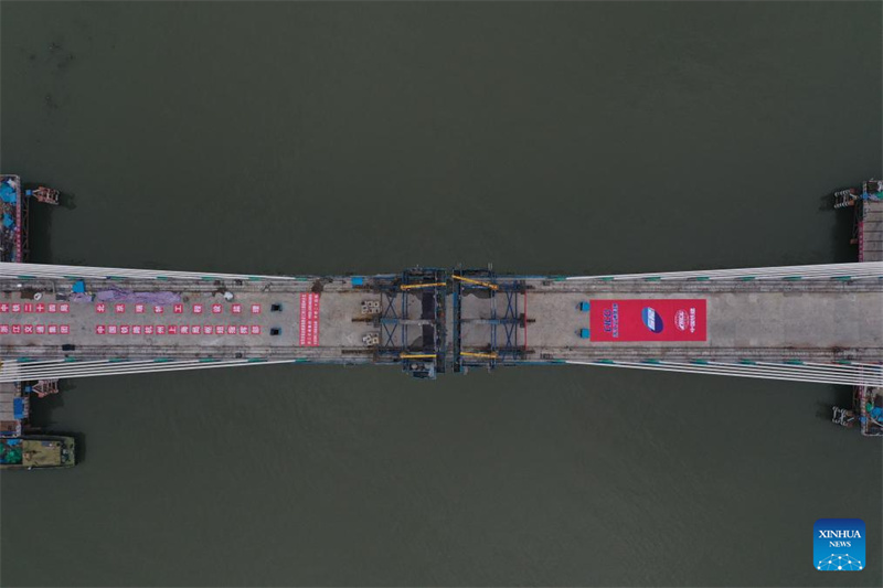 Teilstücke der gro?en Brücke des Xin'an-Flusses in Jiande erfolgreich verbunden