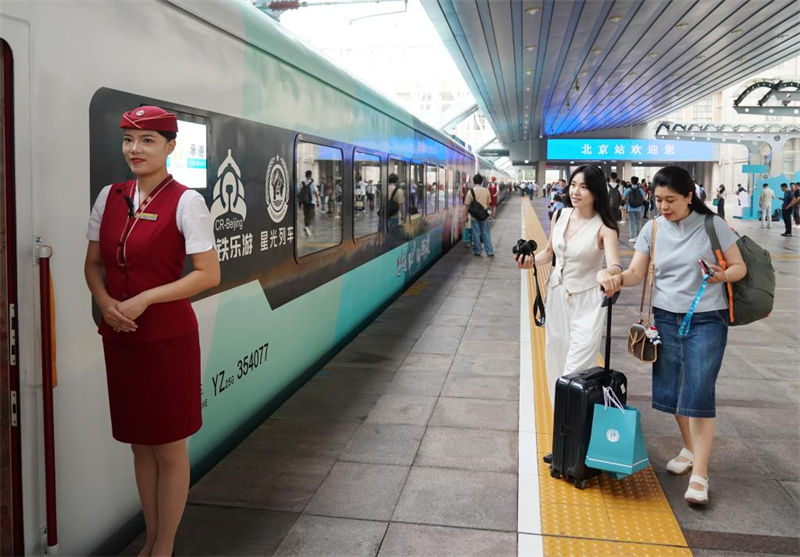 Erster Sightseeing-Zug in der Region Beijing-Tianjin-Hebei f?hrt in Hauptstadt ab