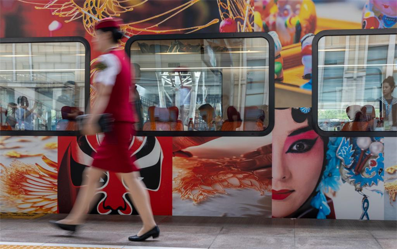 Erster Sightseeing-Zug in der Region Beijing-Tianjin-Hebei f?hrt in Hauptstadt ab