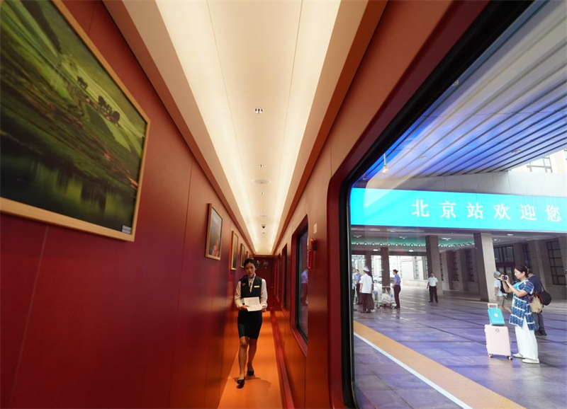 Erster Sightseeing-Zug in der Region Beijing-Tianjin-Hebei f?hrt in Hauptstadt ab