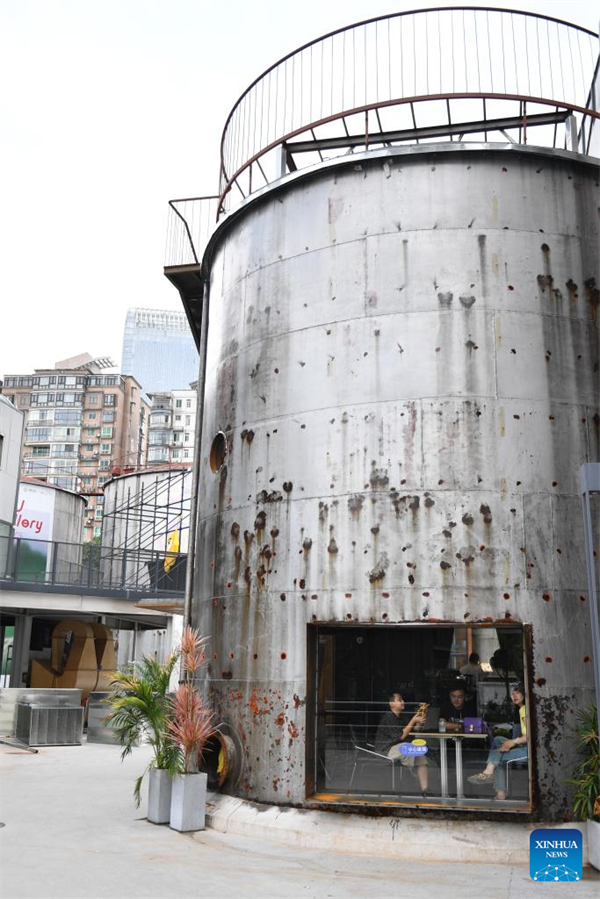 Ehemaliges ?ldepot: Konsumerlebnisse im Industriedesign