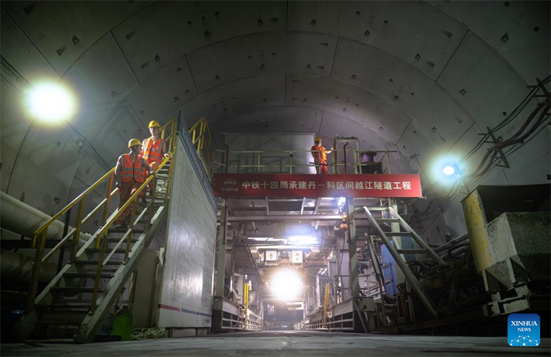 Durchbruch beim Tunnelbau von Wuhans U-Bahn am Jangtse-Fluss