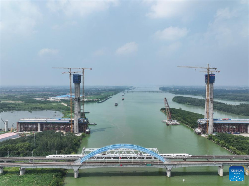 Hauptturm der Brücke über den Gro?en Kanal zwischen Beijing und Hangzhou erreicht Richtfesth?he