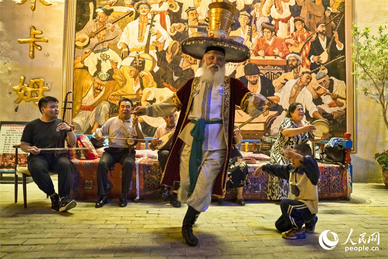 Die Altstadt von Kuqa bei Nacht