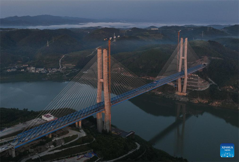 Stahlfachwerktr?ger der Hanjiang-Brücke der Hochgeschwindigkeitsbahnstrecke Xi'an-Shiyan fertiggestellt